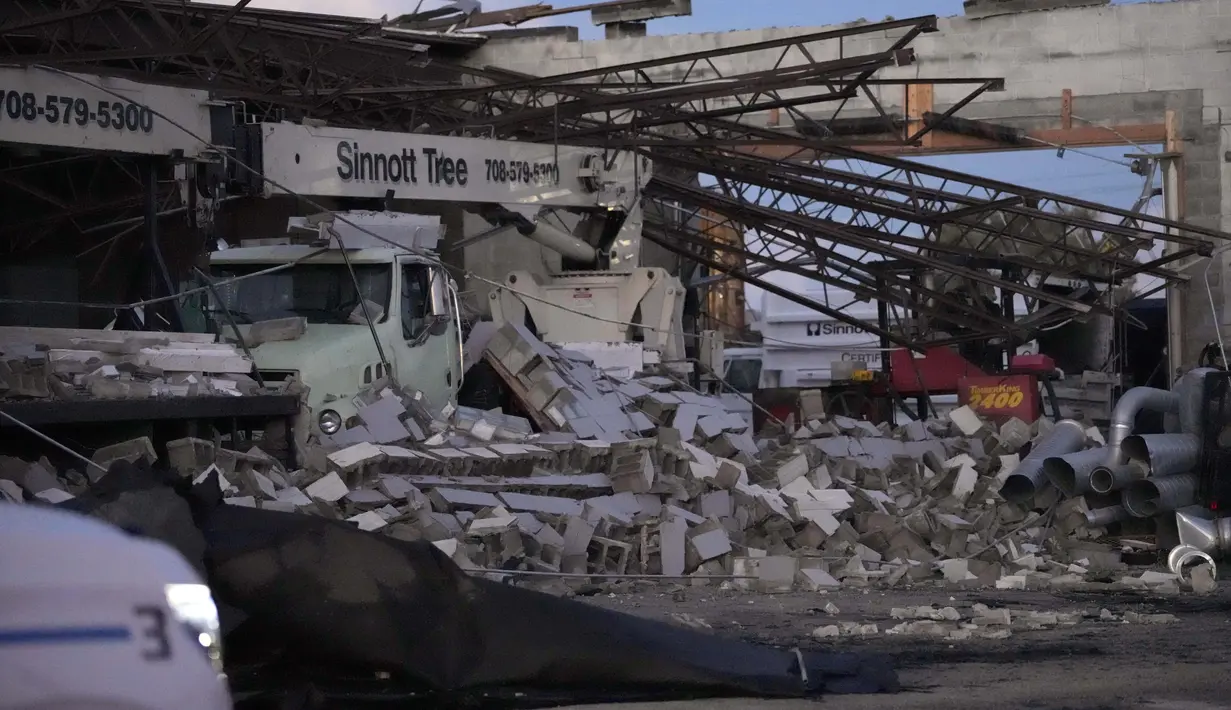 Kerusakan terlihat setelah tornado menerjang di gedung Sinnott Tree Service di McCook, Illinois, Rabu (12/7/2023). (AP Photo/Nam Y. Huh)