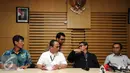 Plt Komisioner KPK, Johan Budi SP (kedua kanan) berbincang dengan stafnya jelang jumpa pers terkait operasi tangkap tangan pejabat Pemerintah Kabupaten Musi Banyuasin di gedung KPK Jakarta, Sabtu (20/6/2015). (Liputan6.com/Helmi Fithriansyah)
