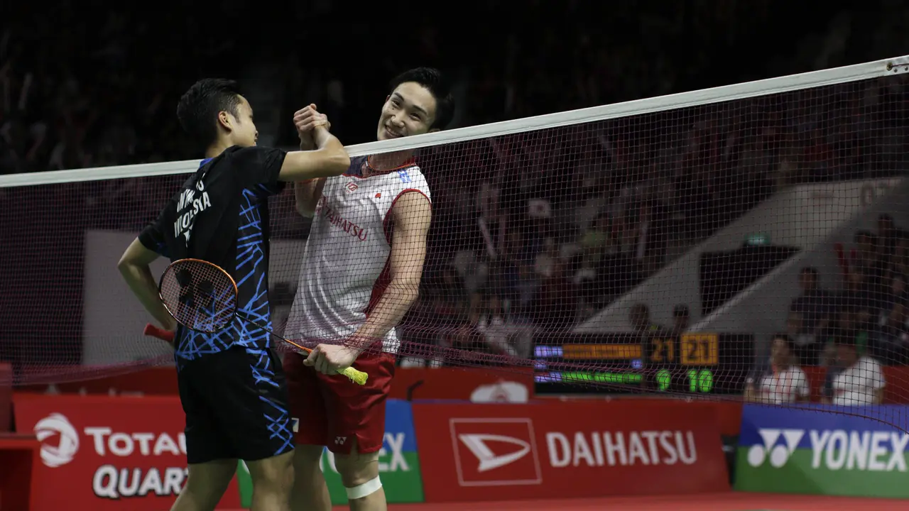 Tunggal putra Indonesia, Anthony Ginting, bersalaman dengan tunggal Jepang, Kento Momota. (Bola.com/Yoppy Renato)
