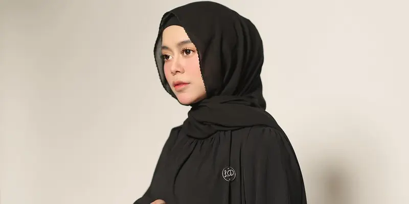 Potret Lesti Kejora dengan Berbagai Gaya Hijab, Diduga Lepas Kerudung