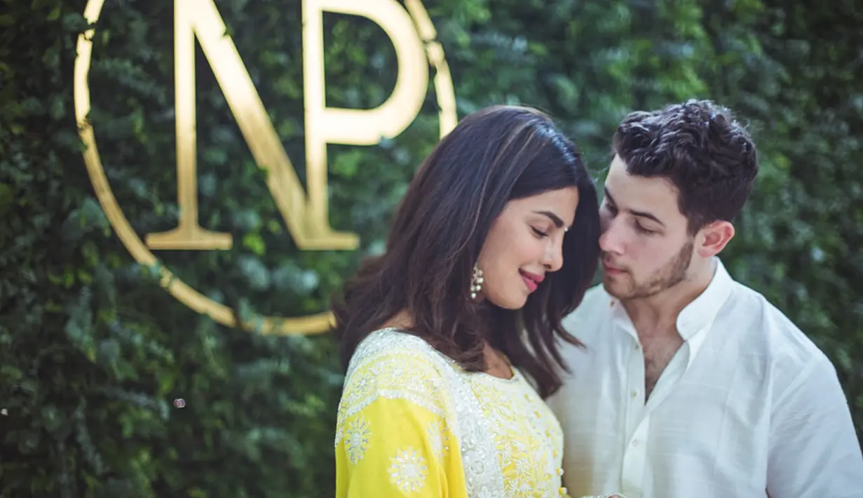 Priyanka Chopra dan Nick Jonas merayakan pertunangan mereka dengan keluarga di India. (instagram/priyankachopra)