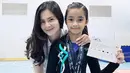 Anak Cut Tari bernama Sydney Azkassyah Yusuf juga berprestasi di bidang gymnastic. Wajah bangga melihat sang anak menang lomba terlihat jelas dari raut wajah Cut Tari. Ia merasa sangat senang dengan keberhasilan sang anak. (Liputan6.com/IG/cuttaryofficial)