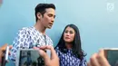 Aktor Tarra Budiman dan istri Gya Sadiqah saat diwawancarai awak media di kawasan Kapt Tendean, Jakarta, Rabu (30/08). (Liputan6.com/Herman Zakharia)
