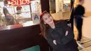 Begini outfit liburan all black Ayu Ting Ting di Jepang. Ayu tampil dengan gaya busana kasual dan modis serba hitam. Ayu terlihat memakai mantel hitam dan memadupadankannya dengan rok mini serta celana panjang warna hitam. Kontras dengan busana all black-nya, flat shoes merah yang dikenakan Ayu mendukung penampilannya saat liburan ini jadi makin manis dan menarik. (Liputan6.com/IG/@ayutingting92)