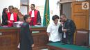Aktor Jefri Nichol berdiskusi dengan kuasa hukum usai mendengarkan pembacaan tuntutan dalam sidang lanjutan di Pengadilan Negeri Jakarta Selatan, Senin (21/10/2019 Jefri Nichol dituntut jaksa 10 bulan penjara dikurangi masa penahanan. (Liputan6.com/Immanuel Antonius)