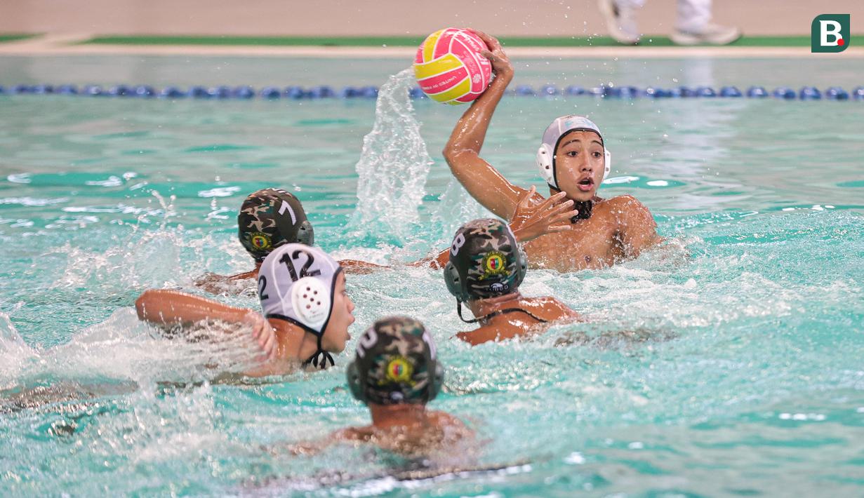 Caesar Kirano (atas) mencoba mempertahankan bola pada partai final polo air kategori U-14 Indonesia Open Aquatic Championships (IOAC) 2025 di Stadion Akuatik GBK, Jakarta Pusat, pada Kamis (13/11/2025). (Bola.com/Abdul Aziz)