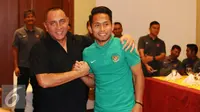 Ketua PSSI, Edy Rahmayadi (kedua kiri) bersalaman dengan Andik Vermansyah saat pertemuan di Hotel Aryaduta, Tangerang, Selasa (15/11). Jelang berlaga di Piala AFF 2016, Timnas Indonesia melakukan TC di SPH Karawaci. (Liputan6.com/Helmi Fithriansyah)