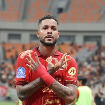 Penyerang andalan Persija Jakarta, Maxwell Souza melakukan selebrasi usai mencetak gol penentu kemenangan atas PSM Makassar pada pekan ke-22 BRI Super League 2025/2026 yang digelar di Jakarta International Stadium, Jumat (20/2) malam WIB. (Bola.com/Abdul Aziz)