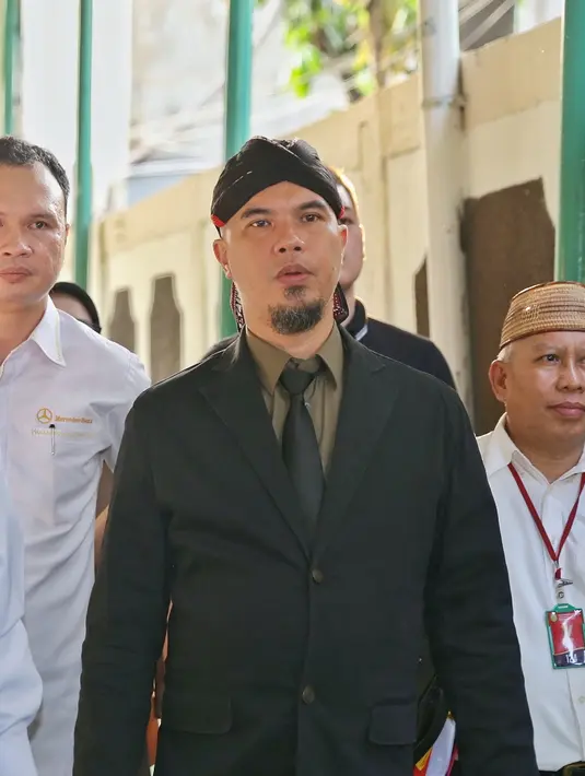 Sedangkan poin kedua, surat dakwaan atas nama suami Mulan Jameela itu telah sesuai dengan ketentuan pasal 143 ayat 2 huruf a dan b KUHP. Dan poin ketiga, JPU minta sidang dilanjutkan. (Nurwahyunan/Bintang.com)