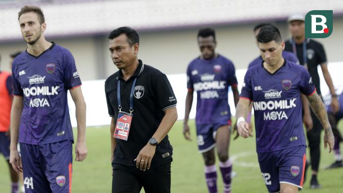 Pelatih Persita Tangerang, Widodo Cahyono Putro, saat melawan PSM Makassar pada laga Shopee Liga 1 di Stadion Sport Center Tangerang, Jumat, (6/3/2020). Kedua tim bermain imbang 1-1. (Bola.com/M Iqbal Ichsan)