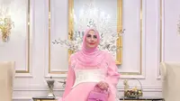 Sementara Tasyi memilih dress lebih cerah dengan warna pink yang cenderung lembut. [Instagram.com/tasyiiathasyia]