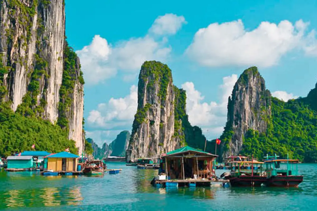 Pesona Gunung Karst di 'Halong Bay Tanpa Turis'