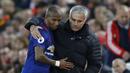 Pelukan hangat Jose Mourinho untuk Ashley Young saat Manchester United bertandang ke markas Liverpool pada laga Premier League di Stadion Anfield, Liverpool, Selasa (18/10/2016) dini hari WIB. (Action Images via Reuters/Carl Recine)