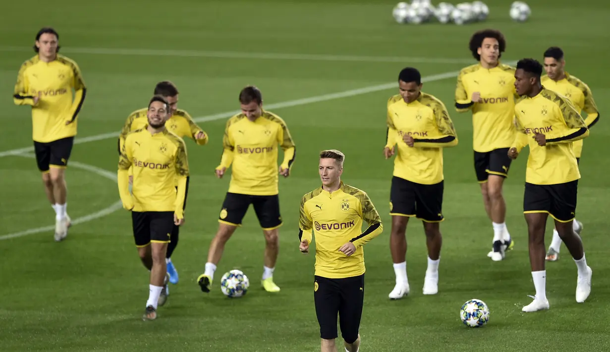 Para pemain Borussia Dortmund melakukan pemanasan saat mengikuti sesi latihan di stadion Camp Nou di Barcelona (26/11/2019). Dortmund akan bertanding melawan Barcelona pada Grup F Liga Champions. (AFP Photo/Josep Lago)