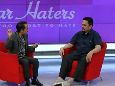 Farhat Abbas saat menghadiri acara "Dear Haters" di SCTV Towers, Jakarta, Kamis (21/1/2016). Program 'Dear Haters' bertujuan untuk mengkampanyekan tentang cinta, dan pengertian dalam hidup. (Liputan6.com/Herman Zakharia)