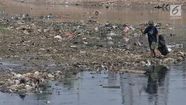 Sampah di Dasar Kanal Banjir Barat