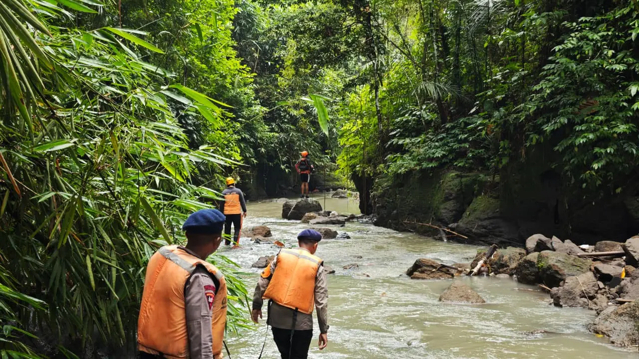 Tim SAR mencari korban balita 1,5 tahun yang jadi korban air bah di Bali