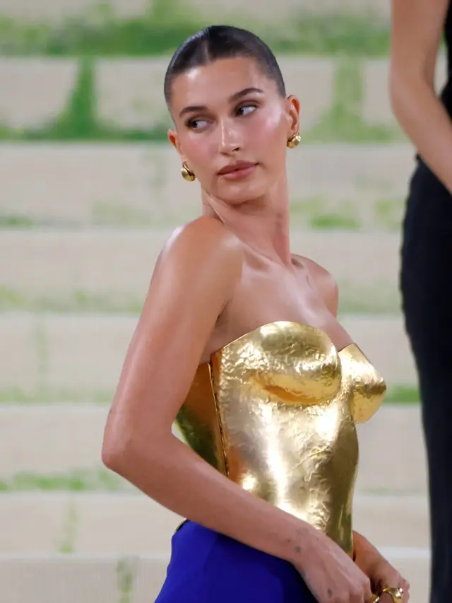 Hailey Bieber  di Met Gala 2026 bak dewi yunani. Photo by LEONARDO MUNOZ / AFP