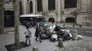 Tumpukan sampah yang tidak diambil terlihat di pinggir jalan di Paris, Prancis, Senin (13/3/2023). Selain sampah yang menumpuk di jalanan, aksi mogok kerja besar-besaran ini menganggu layanan kereta api, memicu sekolah-sekolah diliburkan, dan menghentikan pengiriman bahan bakar. (AP Photo/Lewis Joly)