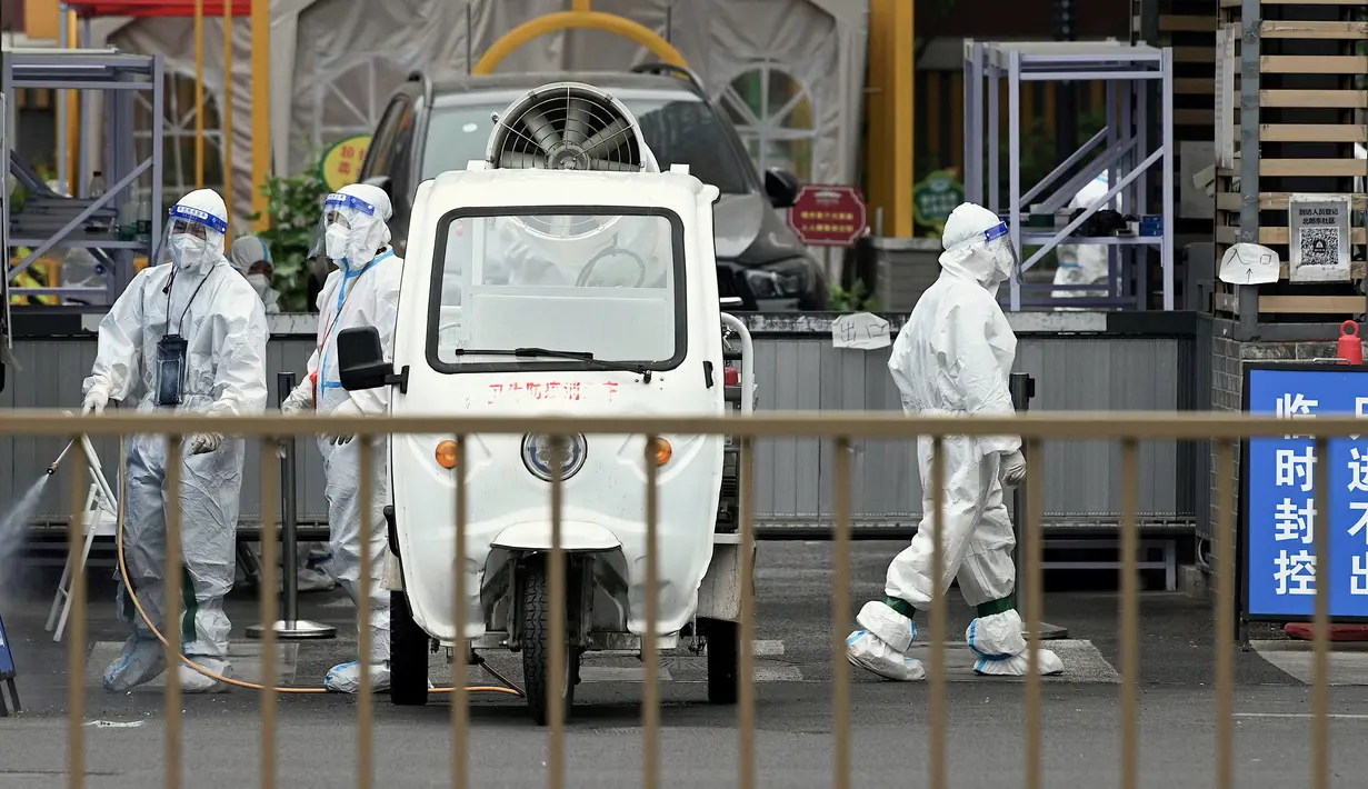 <p>Personel keamanan yang mengenakan alat pelindung diri (APD) berjaga di pintu masuk ke area perumahan yang dikunci karena wabah virus corona COVID-19 baru-baru ini di Beijing, China, Selasa (10/5/2022). Jutaan orang di Beijing tinggal di rumah pada 9 Mei ketika Ibu Kota China tersebut mencoba untuk menangkis wabah COVID-19 dengan pembatasan pergerakan. (Noel Celis/AFP)</p>