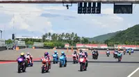 Sejumlah pembalap nasional 150 cc U-15 memacu kendaraan saat Race 2 pada ajang Kejuaraan National Sportbike “Pertamina Mandalika Racing Series 2025” yang diselenggarakan di Pertamina Mandalika International Circuit, Lombok, Nusa Tenggara Barat, Minggu (13/04/2025). (Foto: Istimewa)