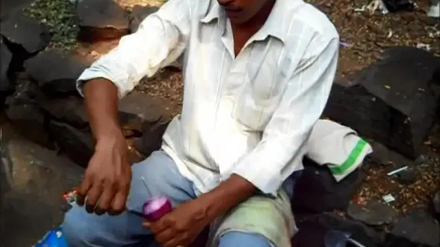 Seorang penjual pisau di pasar di Colaba (India) dengan kecerdikannya berupaya menjual pisau.