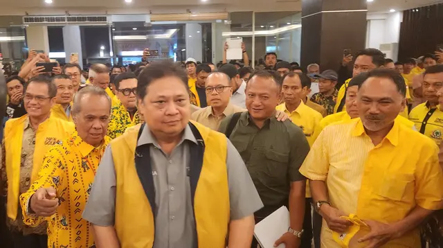 Ketum DPP Partai Golkar, Airlangga Hartarto menghadiri konsolidasi partai Golkar di salah satu hotel kawasan Makassar, Sulawesi Selatan. (Liputan6.com/Dicky Agung Prihanto)