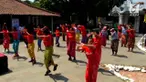 Ratusan remaja dan orang melakukan Flashmob tarian tradisional yang digelar di Keraton Kasepuhan, kota Cirebon, Jawa Barat, Sabtu siang.