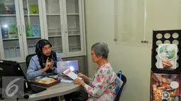 Seorang pasien berkonsultasi kepada petugas di ruang edukasi gizi diabetes melitus, Jakarta, Rabu (8/6). Dep Penyakit Dalam FK  UI dan Sun Life dirikan Poliklinik Edukasi Diabetes Melitus Terpadu di RSCM. (Liputan6.com/Yoppy Renato)