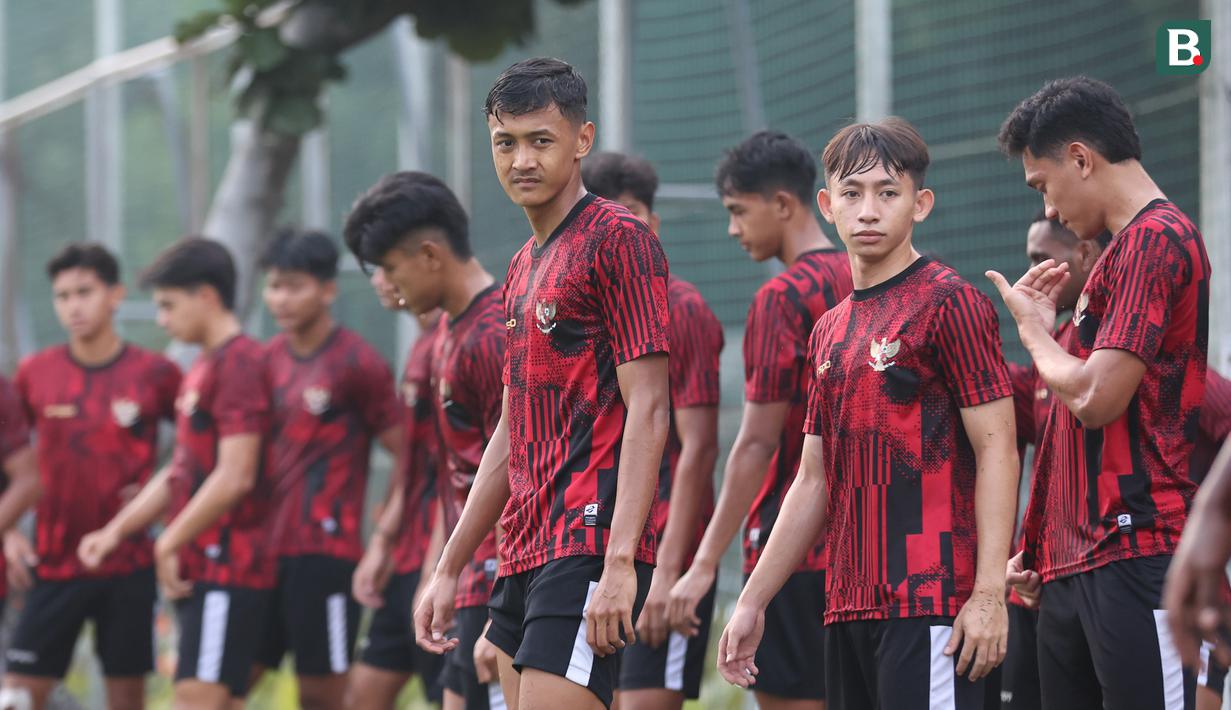 Para pemain Timnas Indonesia U-20, Dony Tri Pamungkas (tengah) dkk saat menjalani sesi latihan terakhir di Lapangan ABC, Kompleks Gelora Bung Karno (GBK), Senayan, Jakarta, Jumat (24/5/2024) pagi, menjelang keberangkatan ke Italia untuk pemusatan latihan (TC) di Como dan selanjutnya mengikuti Toulon Tournament 2024 di Prancis. (Bola.com/Abdul Aziz)