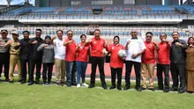Ketua Umum PSSI Mochamad Iriawan dan Wali Kota Surabaya Tri Rismaharini ketika meninjau Gelora Bung Tomo, Senin (10/2/2020). (Liputan6.com/Dian Kurniawan)