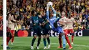 Kiper RC Lens, Brice Samba, mengankap bola saat melawan Arsenal pada laga Liga Champions di Stade Bollaert-Delelis, Rabu (4/10/2023). Arsenal sempat unggul lebih dahulu berkat gol Gabriel Jesus. (AFP/Sameer Al-Doumy)