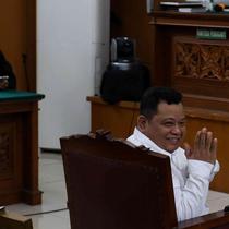 Terdakwa kasus dugaan pembunuhan berencana Nofriansyah Yosua Hutabarat atau Brigadir J, Kuat Ma'ruf tersenyum saat bersiap mengikuti sidang lanjutan di PN Jakarta Selatan, Jakarta, Selasa (31/1/2023). Sidang tersebut beragenda pembacaan duplik oleh penasihat hukum. (Liputan6.com/Herman Zakharia)