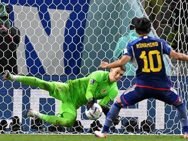 Kiper Kroasia, Dominik Livakovic&nbsp;sukses menggagalkan penalti yang dilesatkan oleh Takumi Minamino&nbsp;pada laga 16 besar Piala Dunia 2022 yang berlangsung di Al-Janoub Stadium, Senin (05/12/2022). (AFP/Ozan Kose)