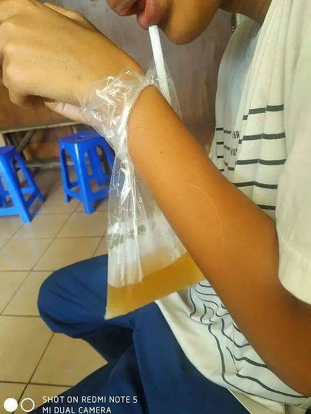 6 Cara Nyeleneh Orang Menikmati Minuman Ini Persulit Diri, Bikin Heran
