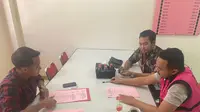 Tersangka pencurian uang ATM Bank Jatim diserahkan ke Kejari Surabaya. (Dian Kurniawan/Liputan6.com)
