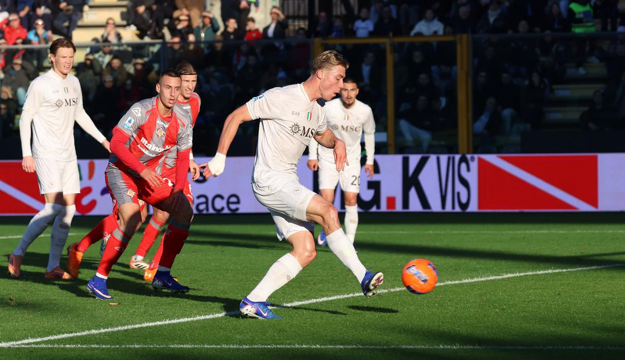 Pada laga ini, eks striker Manchester United itu membukukan brace alias dua gol dan membuat Napoli menang 2-0 plus menutup tahun 2025 dengan hasil yang memuaskan. (Alberto Mariani/LaPresse via AP)