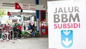 Sejumlah kendaraan mengantri di SPBU kawasan Kuningan, Jakarta, Sabtu (3/9/2022). Pemerintah akhirnya menaikan harga BBM bersubsidi, Adapun harga BBM yang mengalami kenaikan yaitu Pertalite menjadi Rp 10.000 per liter, harga solar menjadi Rp 6.800 per liter dan Pertamax menjadi Rp 14.500 per liter. (Liputan6.com/Faizal Fanani)