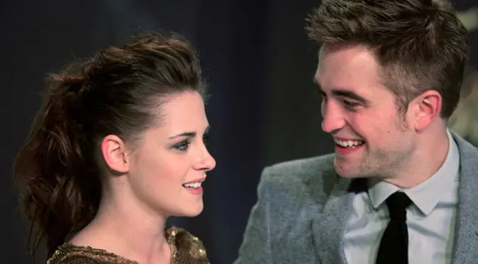 Kristen Stewart dan Robert Pattinson (E!)