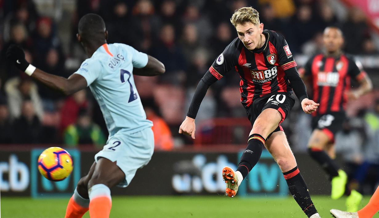 Tendangan berbuah gol yang dicetak David Brooks pada laga lanjutan Premier League yang berlangsung di stadion Dean Court, Bournemouth, Kamis (31/1). Bournemouth menang 4-0 atas Chelsea. (AFP/Glyn Kirk)