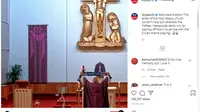 Seorang Pastor turut merayakan kemenangan Everton atas Liverpool saat memberikan layanan di Gereja Holy Rosary. (dok. Instagram/Sky Sports)