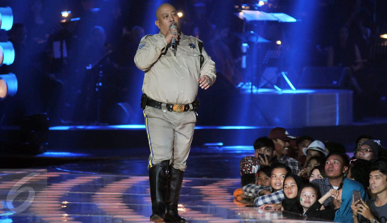 Komedian Indro Warkop tampil menjelang penghujung acara HUT SCTV ke-26 di Istora Senayan, Jakarta, Rabu (24/8). Penampilan Indro bersama pemain Warkop DKI Reborn, Abimana, Vino G Bastian dan Tora Sudiro  menjadi kejutan manis. (Liputan6.com/Johan Tallo)