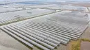 Foto udara menunjukkan panel-panel surya fotovoltaik di Wilayah Baoying, China (5/11/2020). Wilayah Baoying berupaya mengembangkan agrikultur ekologis melalui penggabungan budidaya ikan dengan pembangkit listrik tenaga surya, sebagai cara mendorong revitalisasi kawasan perdesaan. (Xinhua/Li Bo)