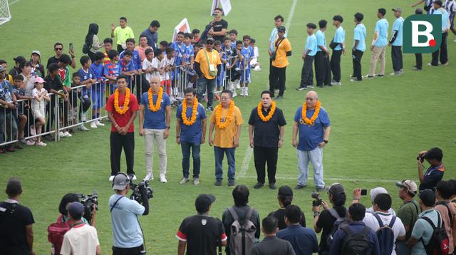 Menpora sekaligus Ketua PSSI, Erick Thohir saat memberikan bola kepada kapten Timnas U-17 I Putu Panji Apriawan sebagai tanda dimulainya 
International Youth Football Tournament Bali 7s 2026 di Bali United Training Center pada Jumat (3/4/2026). (Bola.com/Alit Binawan)