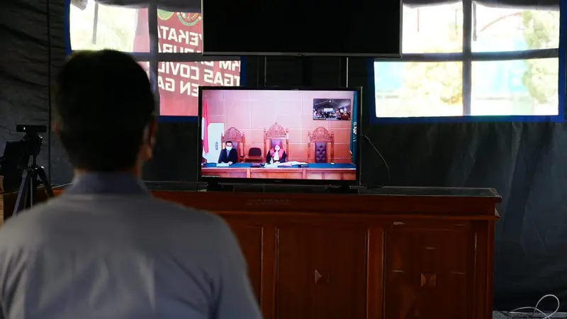 Salah seorang pelanggar PPKM darurat di Kota Tasikmalaya, Jawa Barat tengah mengikuti jalannya persidangan tipiring yang digelar secara virtual tersebut, di Halaman Eks Kantor Bupati Tasikmalaya, siang tadi.