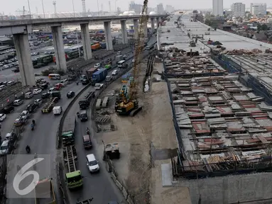 Pekerja menyelesaikan pembangunan Proyek Jalan layang Non Tol Akses Pelabuhan Tanjung Priok-Simpang Jampea, Jakarta Utara, Selasa (28/7/2015). Kementerian PU menargetkan pembangunan jalan layang Non Tol selesai akhir tahun 2015. (Liputan6.com/JohanTallo)