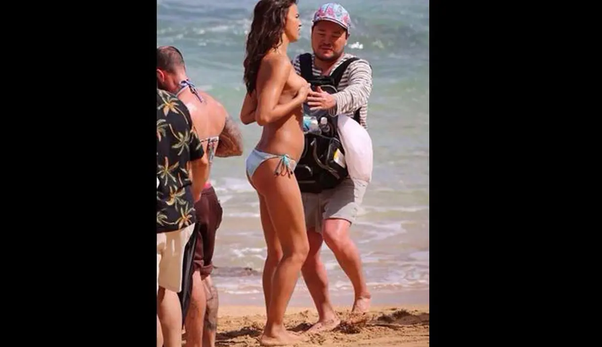 Top model Irina Shayk harus rela bagian pribadinya ditelanjangi dalam sebuah pemotretan (Twitter.com)