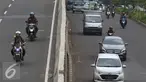Pengendara motor melintas di Jalan Layang Non Tol Kampung Melayu arah Tanah Abang, Jakarta, Senin (9/1). Minimnya pengawasan membuat pemotor dapat leluasa memasuki jalur khusus roda empat atau lebih tersebut. (Liputan6.com/Immanuel Antonius)