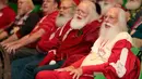 Everett Johnson (kanan) dari Knoxville, Tennessee mengikuti pelatihan di sekolah Santa Claus Charles W. Howard di Midland, Michigan, Jumat (19/10). Sekolah khusus Santa Claus ini didirikan pada tahun 1937. (JEFF KOWALSKY / AFP)