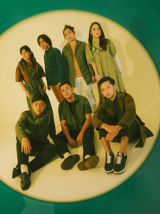 HIVI!, Gerald Situmorang, Ify Alyssa, dan Sri Hanuraga berkolaborasi menciptakan album "Bermain Rintik di Musim Hujan". (Foto: Istimewa)